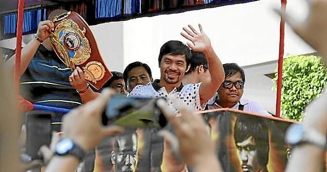 Pacquiao recorre Manila en una carroza tras la victoria en su último combate
