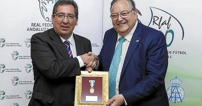 Antonio Pulido recibe la medalla del centenario de la RFAF