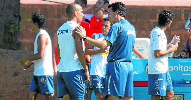 El Sevilla busca extremos para ambas bandas