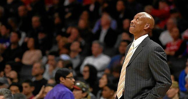 Los Lakers oficializan el despido del técnico Byron Scott