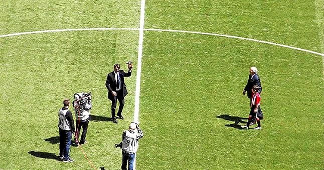 Paolo Maldini recibe en San Mamés el premio "One Club Man Award"
