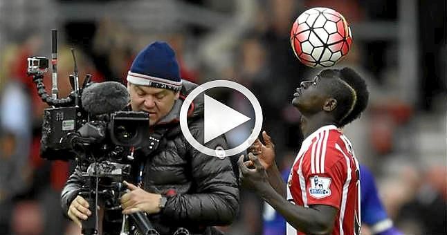 La broma del árbitro a Sadio Mané tras su 'hat-trick'