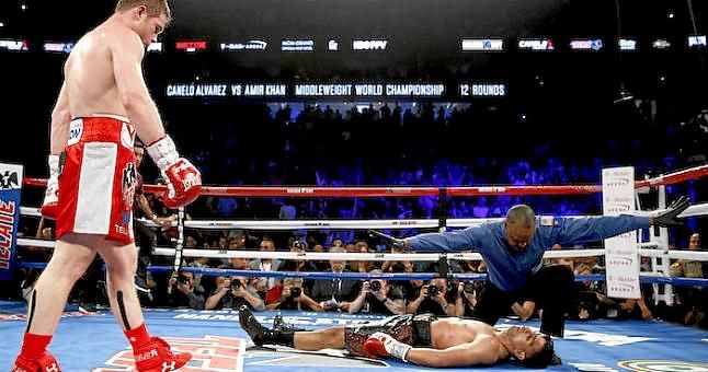Canelo Álvarez retiene el título del peso medio con un brutal derechazo a Khan, que acaba hospitalizado