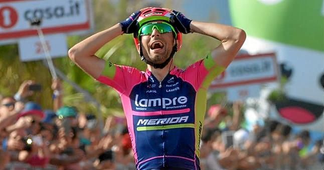 Ulissi da sabor italiano al Giro y Dumoulin se viste la 'maglia rosa'
