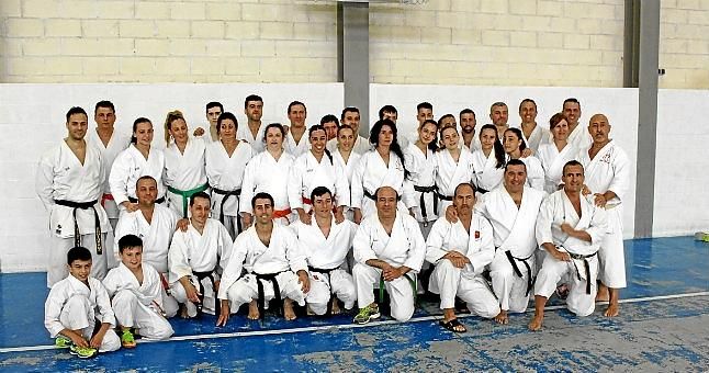 Jornada maestral de karate con José Herrera Muñoz en Valencina
