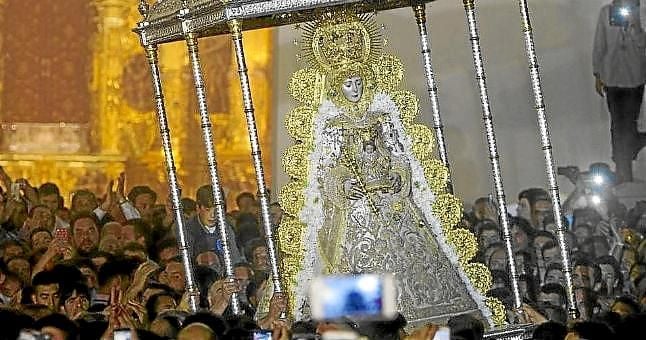 La Virgen del Rocío sale a las 03:02 horas de su ermita para procesionar  por las calles de la aldea - Estadio Deportivo