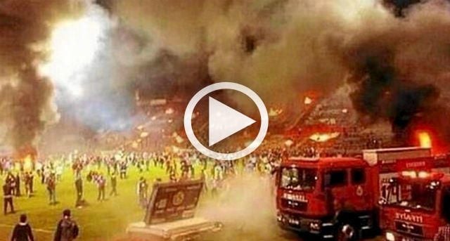 Los ultras del equipo de Jordi Figueras queman su propio estadio