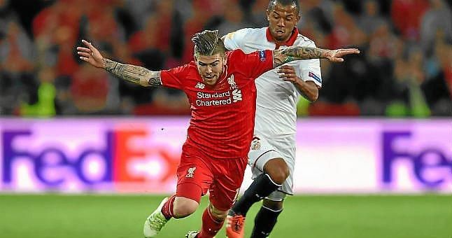 Varios ex del Liverpool cargan contra Alberto Moreno
