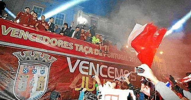 El Braga celebra su Copa de Portugal con miles de hinchas