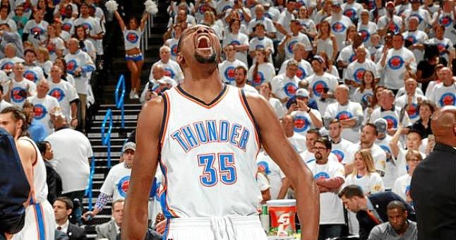 Westbrook y Durant colocan a Warriors al borde de la eliminación (118-94)
