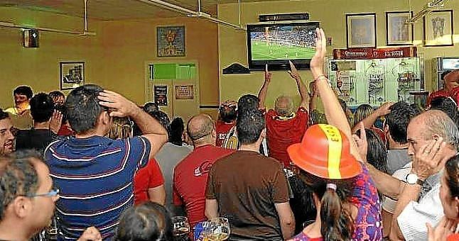 El 53% de los españoles prefiere ver el fútbol en los bares