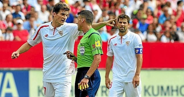 "Andreolli se merece seguir en el Sevilla"