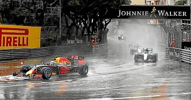 Hamilton reina bajo la lluvia en Mónaco y Alonso termina quinto