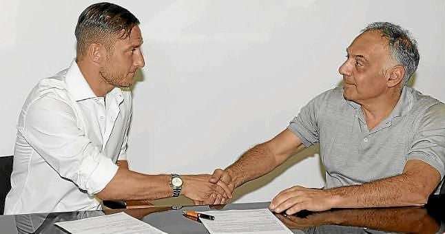 Totti renueva hasta 2017 y acabará su carrera en la Roma