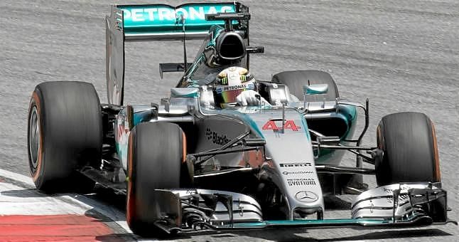 Los dos Mercedes, con Hamilton al frente, lideran los primeros libres