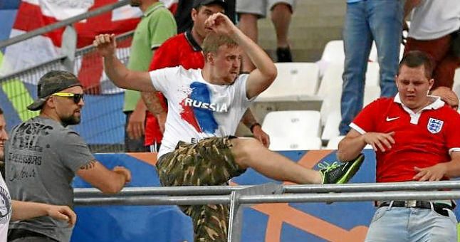La UEFA descalifica a Rusia pero lo deja en suspenso si no hay más violencia