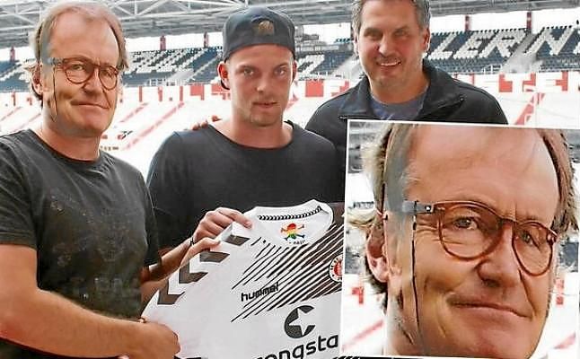 Un desconocido con careta remplaza al entrenador del St. Pauli en la presentación de su último fichaje