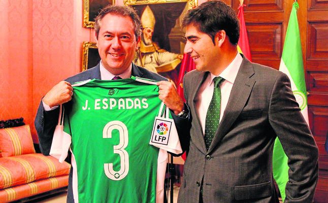 Juan Espadas ya conoce el nuevo Gol Sur del estadio del Betis