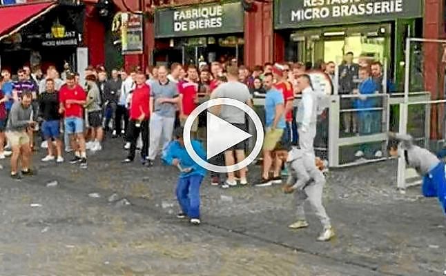 Ultras ingleses se mofan de unos niños arrojando monedas al suelo