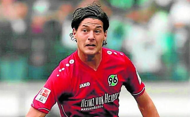 Desde Alemania vinculan al lateral Albornoz con el Sevilla