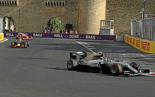 Rosberg salió más líder de Baku, donde 'Checo' Pérez acabó tercero