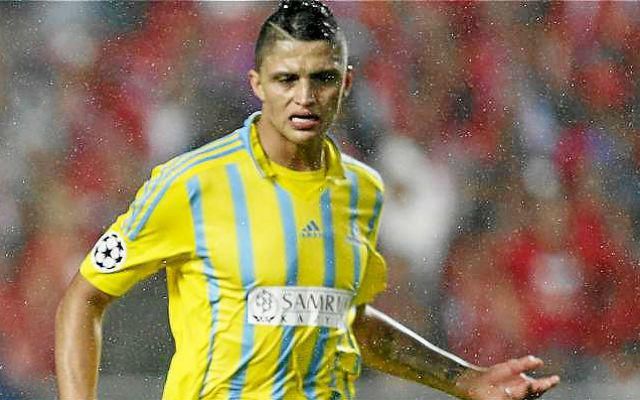 Roger Cañas, alternativa para la medular del Betis