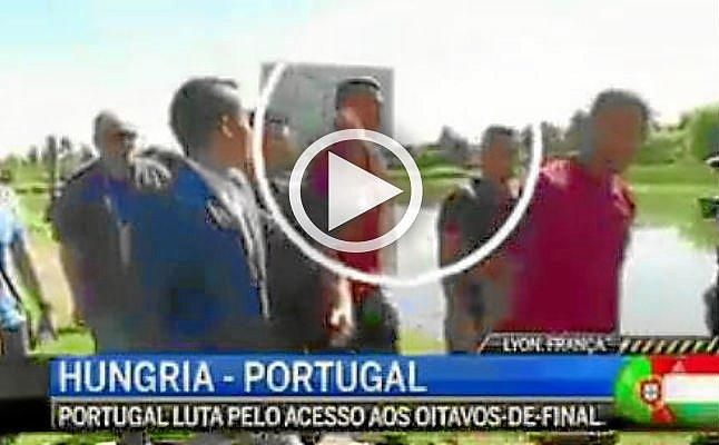 Ronaldo quita el micrófono a un reportero y lo lanza a un lago