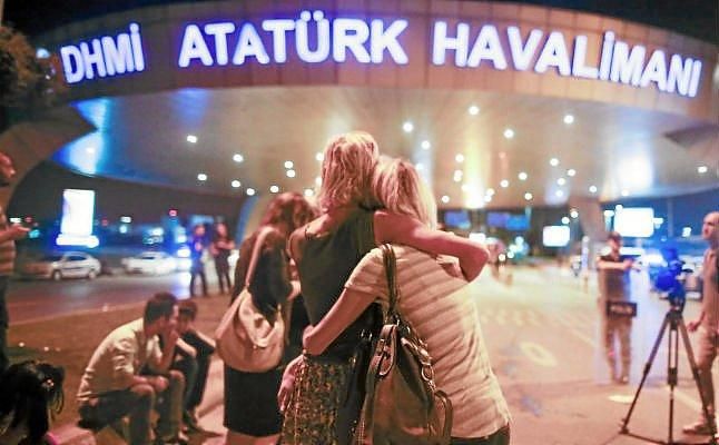 Al menos 41 fallecidos en la masacre de Estambul