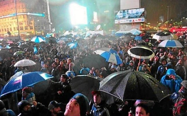 Cientos de argentinos se manifiestan en Buenos Aires para pedir a Messi que no abandone la selección