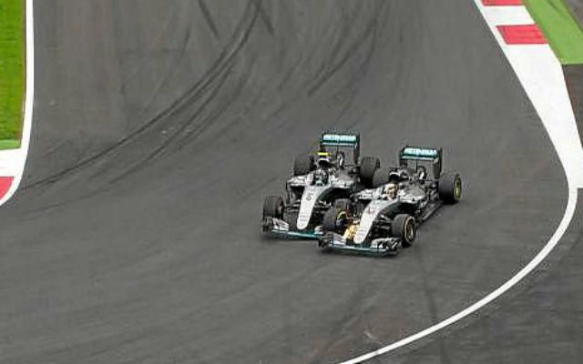 Hamilton gana con un adelantamiento épico a Rosberg en la última vuelta