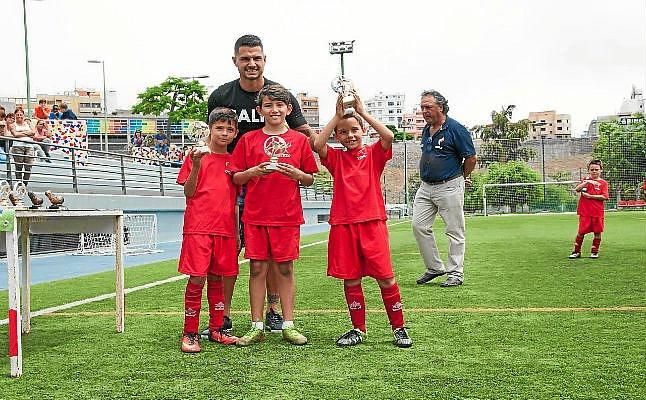 Vitolo: "Roque Mesa sería un refuerzo de lujo"
