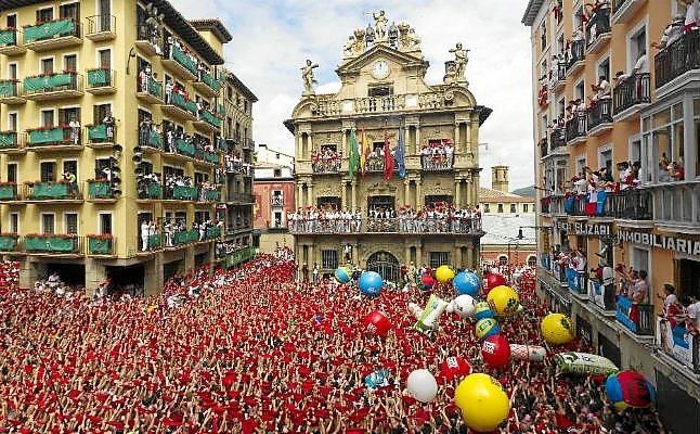 El chupinazo da paso a 204 horas de fiesta ininterrumpida en Pamplona