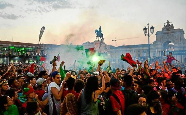 Cálido recibimiento para la selección de Portugal tras pasar a la final de la Eurocopa
