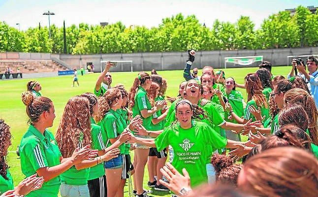El Real Betis Féminas blinda al grupo que logró subir