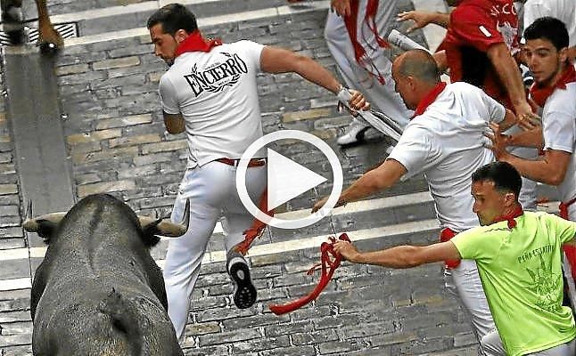 Trasladados 12 corredores tras el tercer encierro de José Escolar, dos heridos por asta