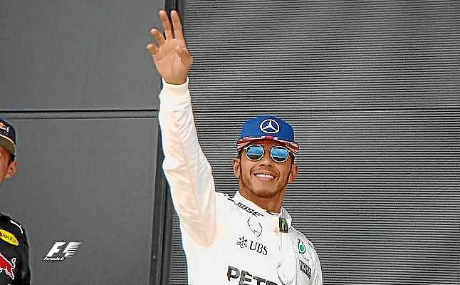 Hamilton logra una pole brillante en Silverstone