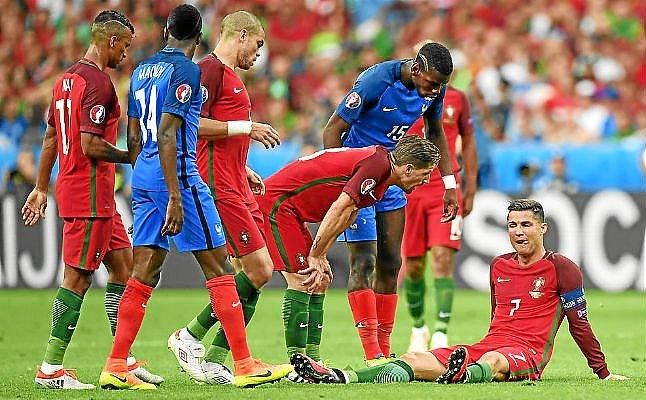 Cristiano, lesionado, abandona llorando la final de la Eurocopa
