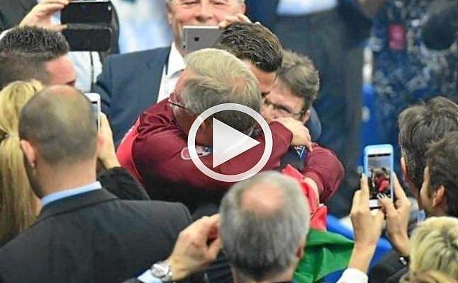 (Vídeo) El emotivo abrazo de Ferguson con Cristiano Ronaldo