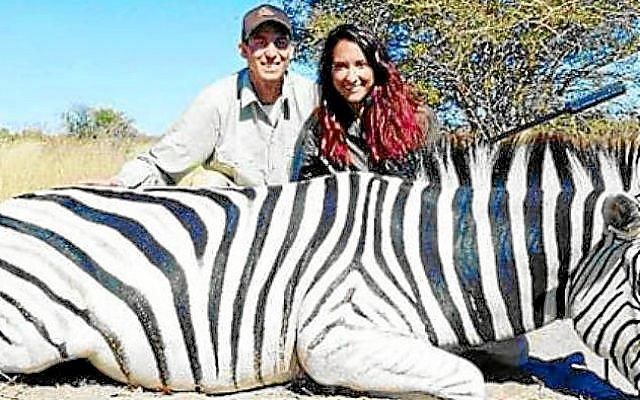 Jaycee Carrol y su mujer, pillados cazando cebras en Botsuana