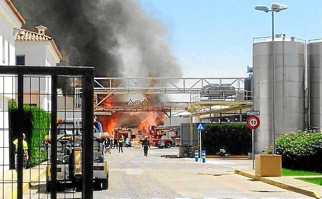 Declarado un incendio en la fábrica Ybarra de Dos Hermanas