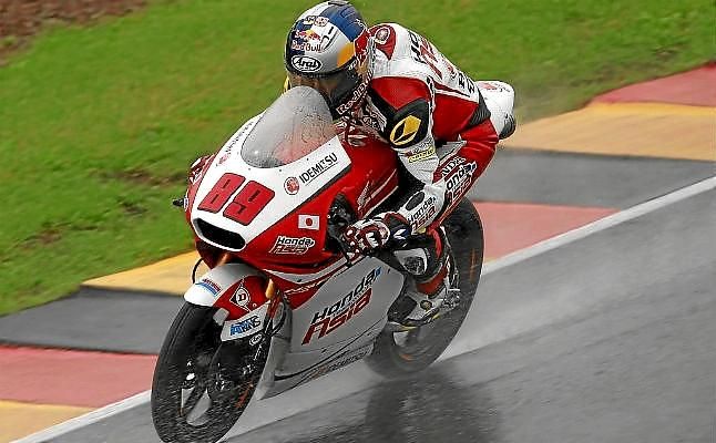 Pawi reina bajo la lluvia en Moto3 y Navarro vuelve con garra