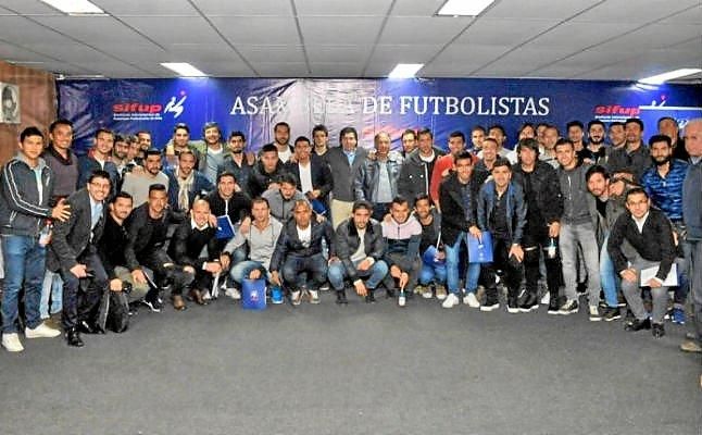 Los futbolistas chilenos convocan una huelga y paralizan el inicio de la temporada