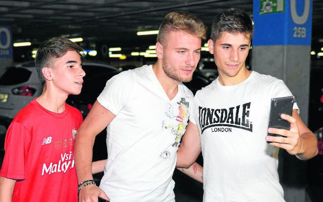 Immobile llega a Sevilla acompañado por sus agentes