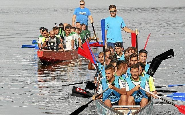 La plantilla del Betis se echa al agua