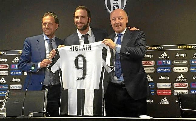 Higuaín carga contra De Laurentiis en su presentación con la Juventus