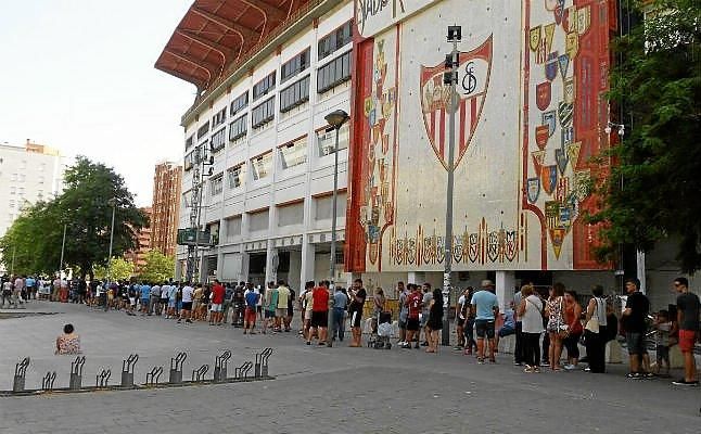 Colas esta mañana en el Sánchez Pizjuán