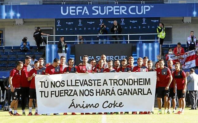El Sevilla sale al Lerkendal Stadion con una pancarta de apoyo a Coke