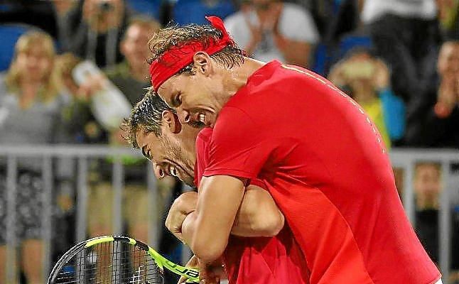 La pareja Rafa Nadal-Marc López roza la medalla tras arrasar a Marach y Peya