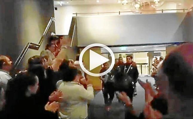 Así recibió la afición al Sevilla en el hotel de Trondheim
