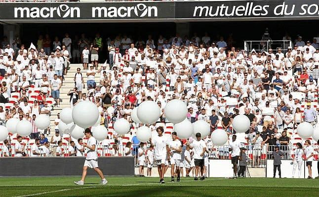 El estadio del Niza se cubre de blanco en homenaje a las víctimas del ataque terrorista